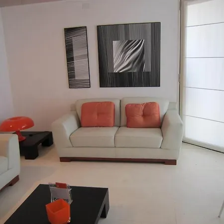 דירה Spacious With Garden In