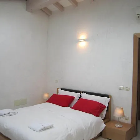 Spacious With Garden In דירה ונציה